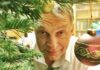 A meghitt, ünnepi pillanatok alatt sem állt meg, a karácsonyfa alól is szólt a fideszes kampányverkli Orbán Viktor boldog karácsonyt kíván követőinek