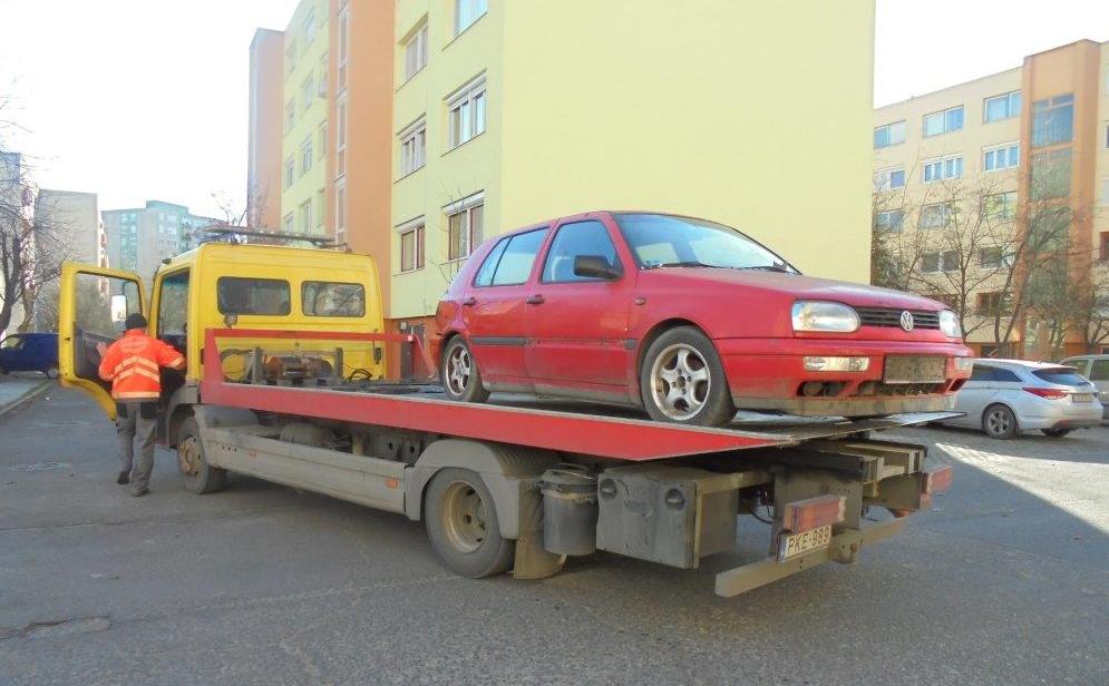 Rendszám nélküli autót szállíttat el a Városrendészet