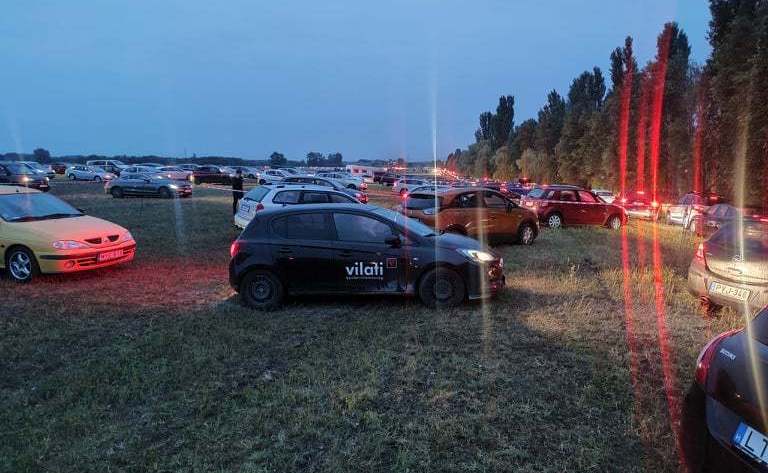 1000 autó rekedt a kék parkolóban