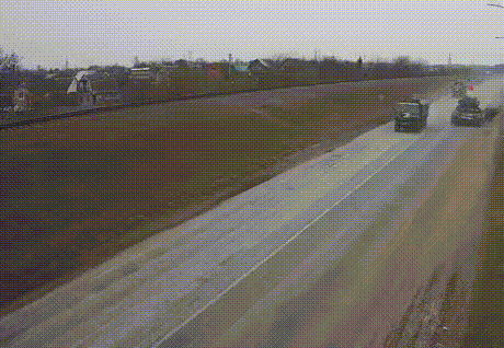 A Kijevbe vonuló harckocsik mellett egy tank húzott el, amire szovjet zászlót tűztek.