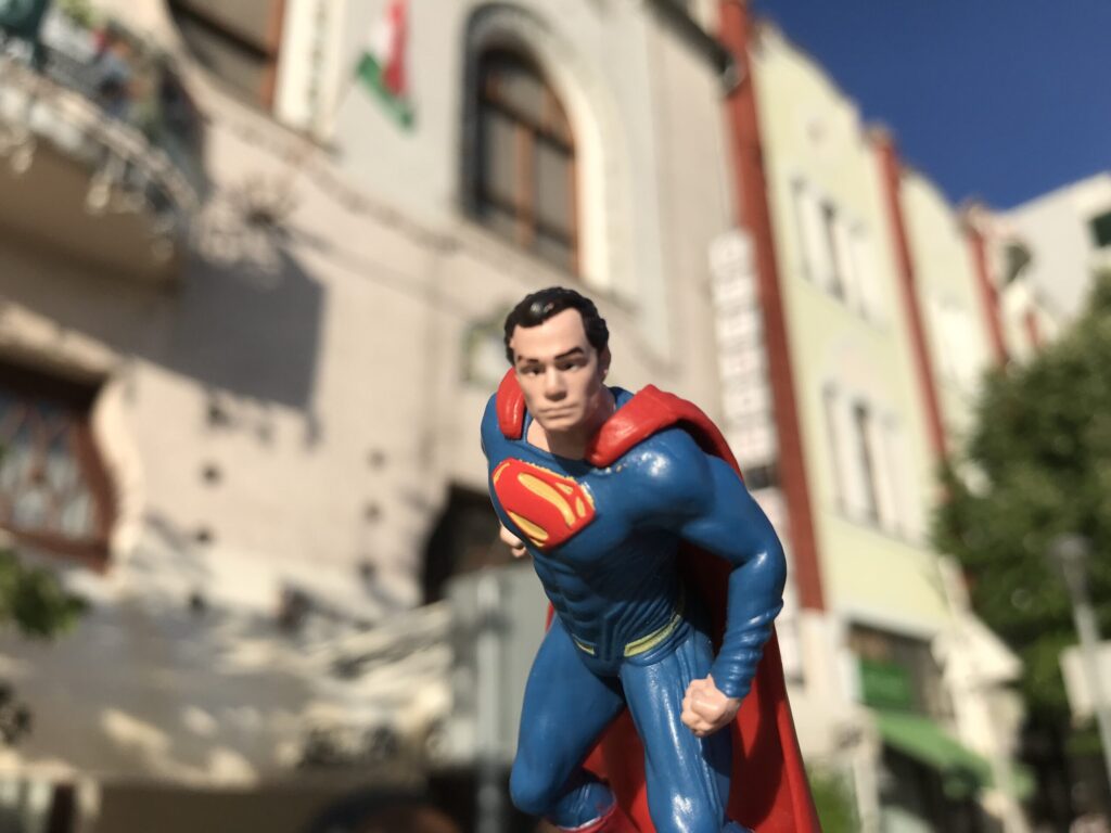 Kancsal Superman pohárdísz a 2016-os Batman vs. Superman film mozis menüjéhez (nem, Henry Cavill színésznek és a karakternek sincsenek látásproblémái)