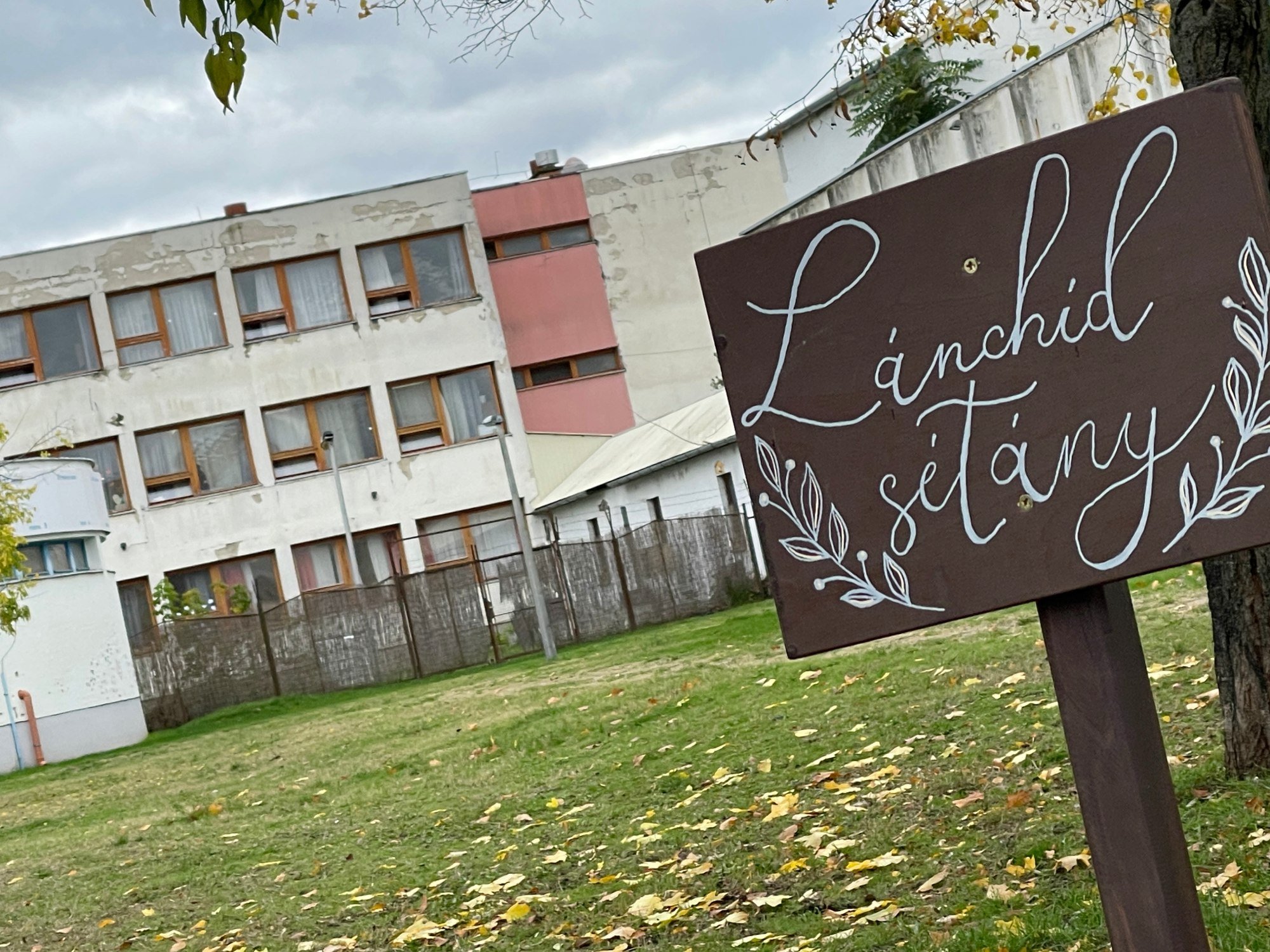 Omladozó iskola tövében örült a polgármester egy 70 méter hosszú murvás útnak
