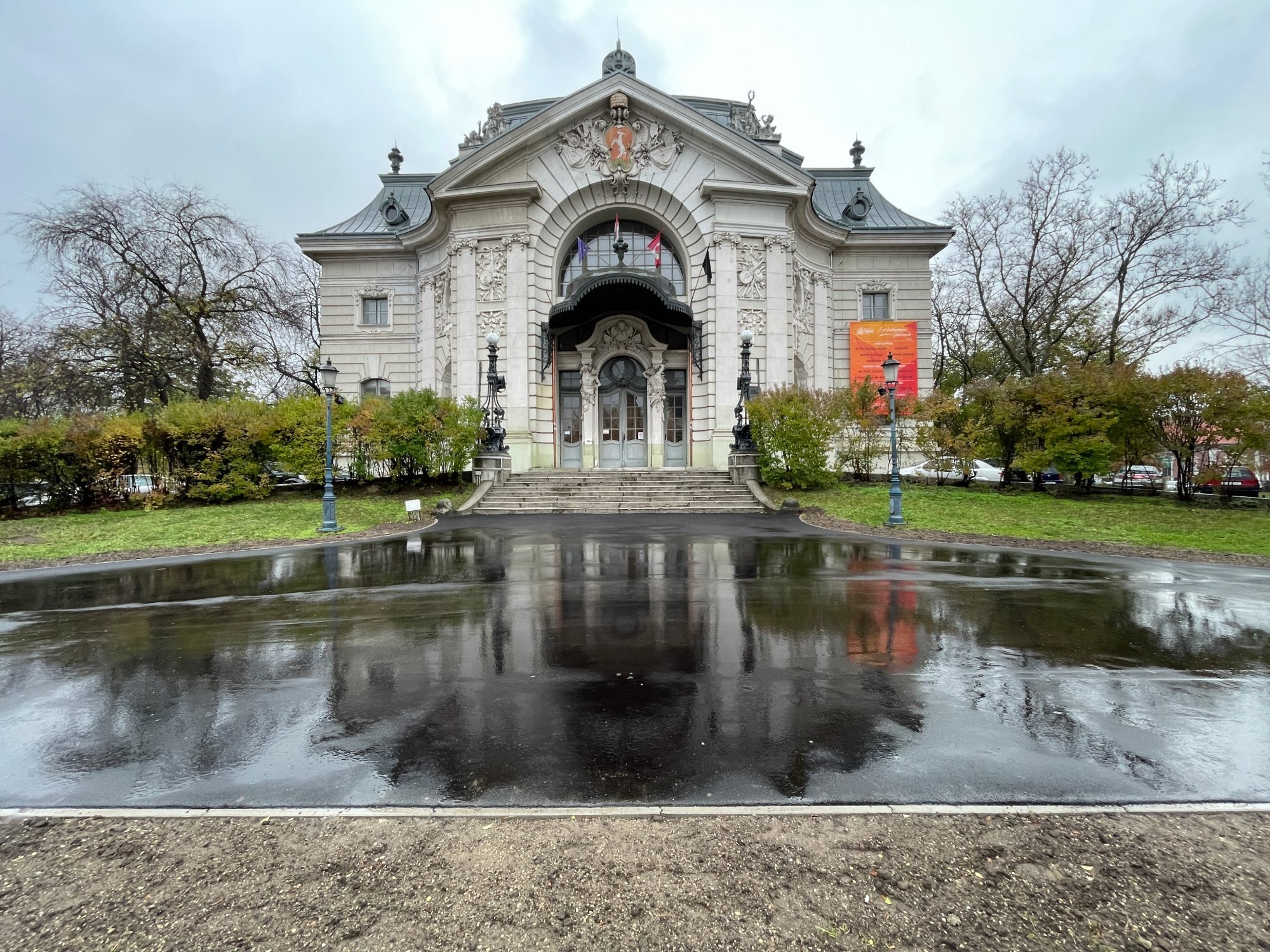 Sokaknak nem tetszik a kecskeméti színház előtti „új” járda
