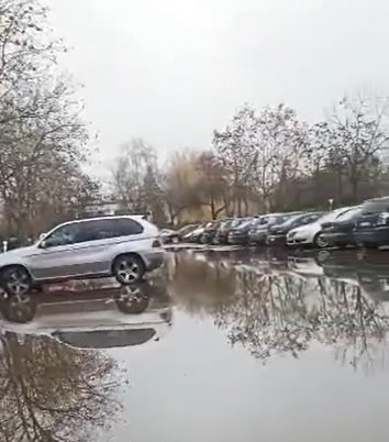 Nehezen használható és rossz állapotú a kórházi parkoló Kecskeméten – videó