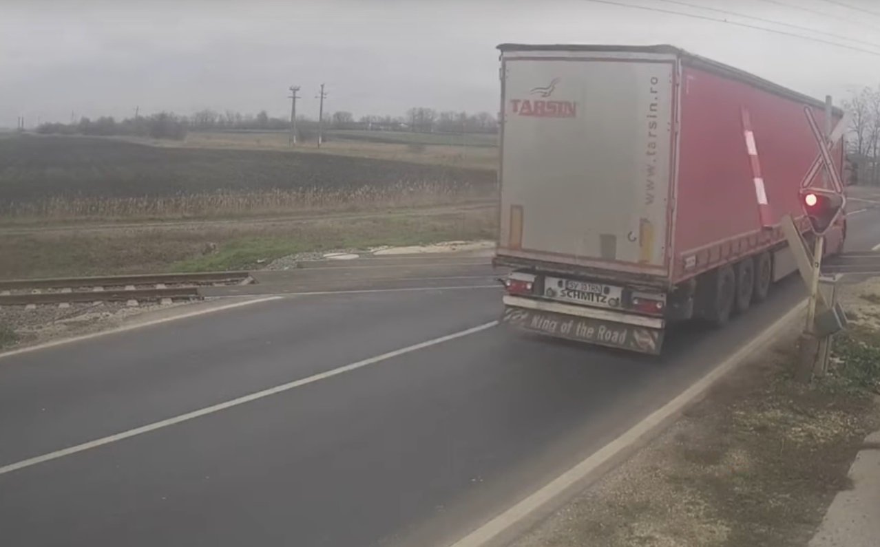 A MÁV egy videóval hívja fel a figyelmet a körültekintő közlekedés fontosságára