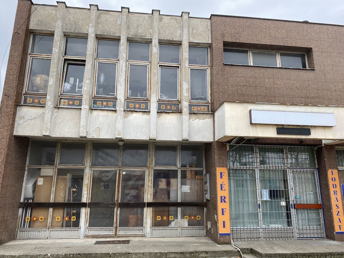 Elkelt a Gizella téri városi ingatlanrész, a hasznosításáról a vevő még nem tud információval szolgálni A Műkertváros már szinte ikonikus épülete, a szolgáltatóház / Fotó: KecsUP Hírek