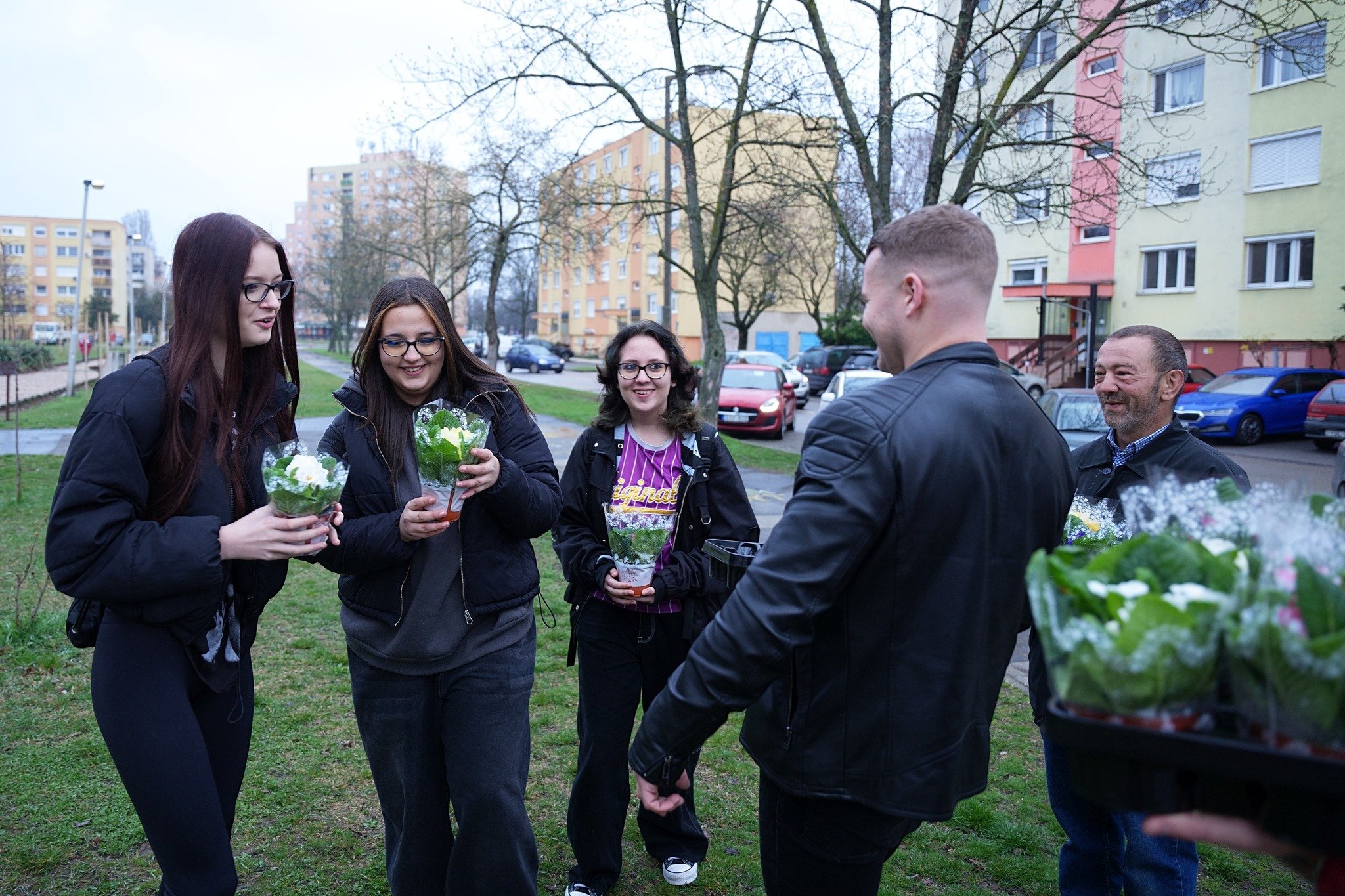 A biodíszlet szerepén innen és túl – Nőnap és előkampány Kecskeméten Gál Zsombor virágot oszt Kecskeméten a 2024-es nőnapon