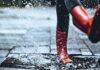 Gyerek gumicsizmák – öt modell, amit a kicsik imádni fognak Feet of little girl wearing rubber boots stepping on small puddle