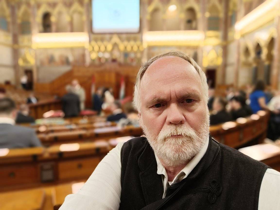 Bense Zoltán, önkormányzati bérlakás