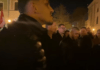 Győrben is feltűnt szervezett csapatával az a fekete ruhás, aki leköpött egy Orbán ellen tüntető idős nőt Kecskeméten