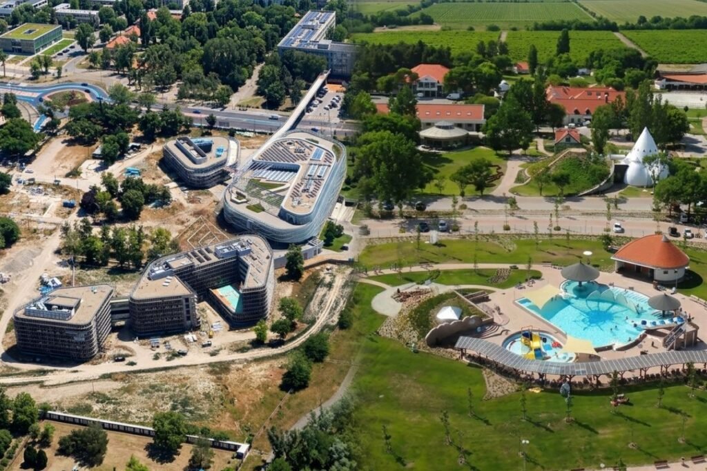 Neumann János Egyetem torzó és Hungarikum Liget